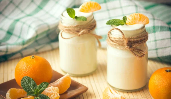 Organig świeże białe jogurt naturalny w słoikach z mandarynki — Zdjęcie stockowe