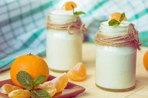 Yaourt blanc naturel organig frais dans des bocaux en verre à la mandarine — Photo