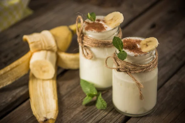 Ekologiczne mleko słodkie domowe deser z bananów, cynamon i mi — Zdjęcie stockowe