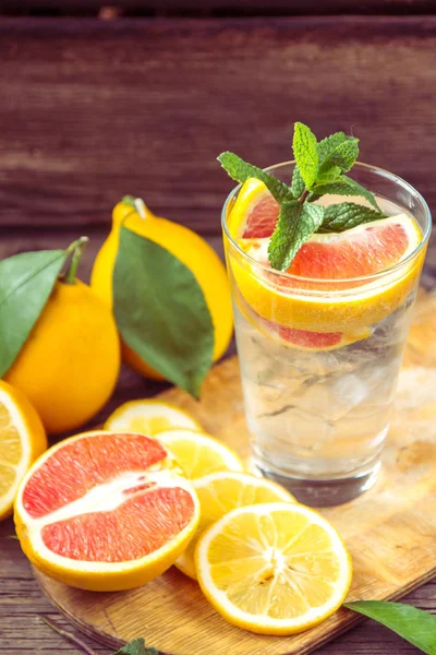 Citronnade fraîche dans un bécher de verre avec glace, menthe verte, orang rouge — Photo