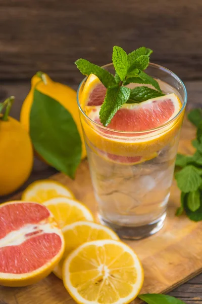 Friss limonádé egy üveg főzőpohárba, jég, zöld menta, piros orángután — Stock Fotó