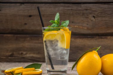 Nane ve buz ile cam taze limonata 