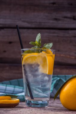 Nane ve buz ile cam taze limonata 