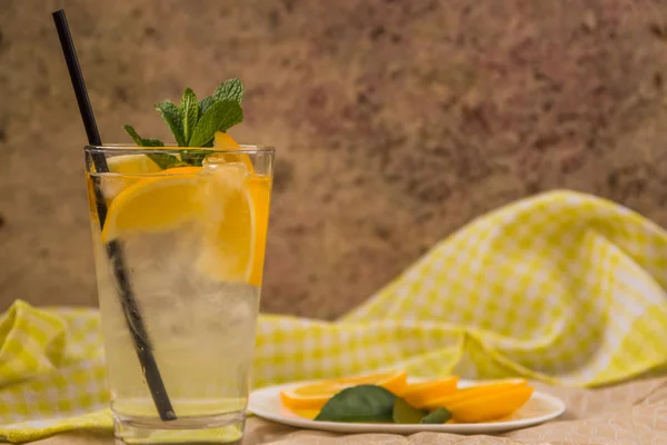 Citronnade fraîche en verre avec menthe et glace — Photo