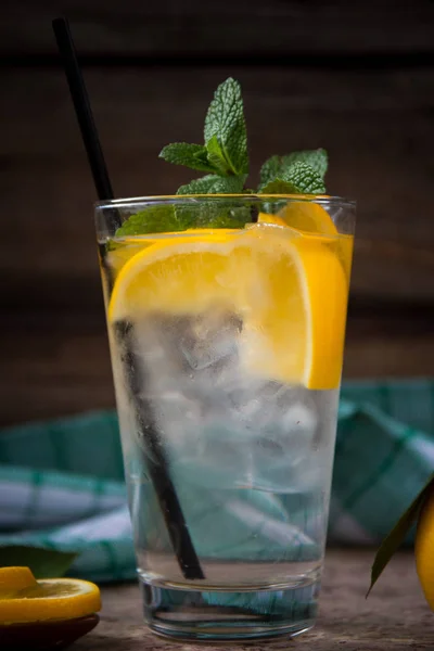 Frische Limonade im Glas mit Minze und Eis — Stockfoto