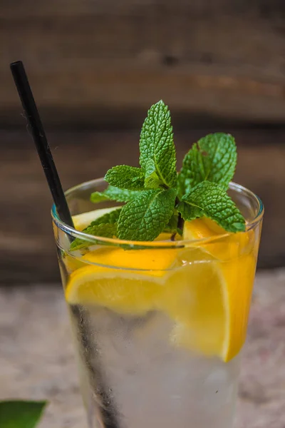 Citronnade fraîche en verre avec menthe et glace — Photo