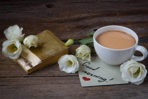 Koffie beker met lente bloem lisianthus en notities Goedemorgen — Stockfoto