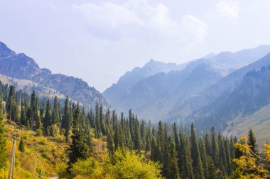 Tuyk su gorge yakınındaki Şimbulak Kayak Merkezi. Tien Shan dağ 