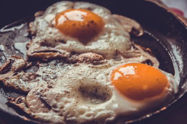 İki kızarmış yumurta bir tavada mantar ile