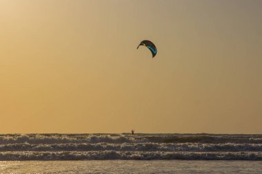 Kitesurf denizde bir sahilde günbatımı, Arambol, Goa, Hindistan
