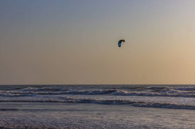 Kitesurf denizde bir sahilde günbatımı, Arambol, Goa, Hindistan