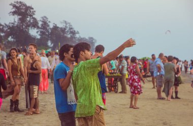 Arambol Beach, Goa, Hindistan - 23 Şubat 2017: İki Hintli adam ar