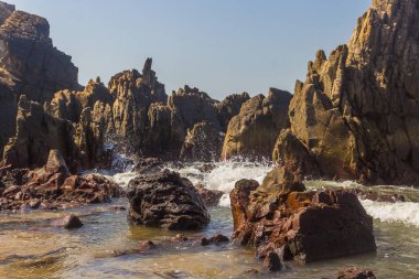 Umman Denizi, Kuzey Goa, Hindistan, taşlar hakkında ön