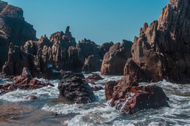 Umman Denizi, Kuzey Goa, Hindistan, taşlar hakkında ön