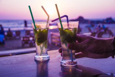Mojito kokteyl beach, gün batımı ve deniz arka planda