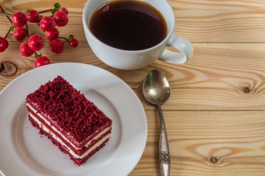 Kırmızı kadife kek, fincan kahve ve hypericum