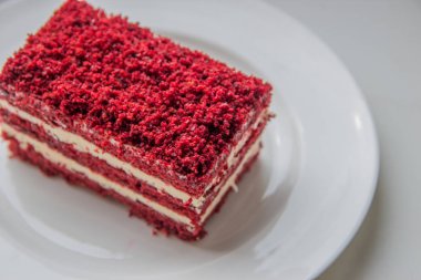 pasta beyaz plaka üzerinde kırmızı kadife dilimi