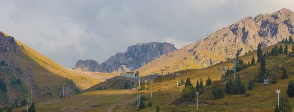 Montañas Tien Shan Estación de esquí Shymbulak a la hora de verano, Almaty , —  Fotos de Stock