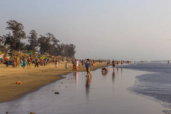 ARAMBOL BEACH, GOA, INDIA - 23 DE FEBRERO DE 2017: Mercado de pulgas en Ar — Foto de Stock