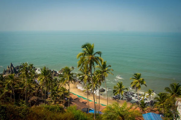 Arambol beach ovanifrån, palms, strand och Arabiska havet, Goa, Indien — Stockfoto