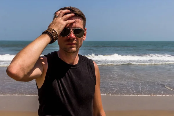 Junger stilvoller Mann am Strand des Arabischen Meeres — Stockfoto