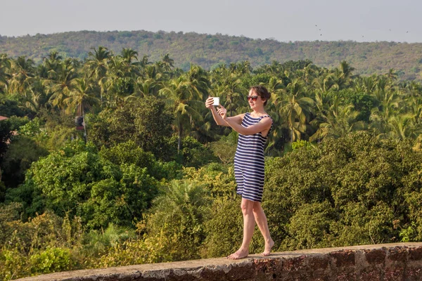 Genç kadın selfie fotoğrafını cep telefonuyla, Goa, yapıyor ben
