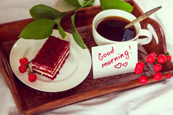 Frühstück im Bett. Tasse, Kaffee, Rot, Samt, Kuchen und Note mit T — Stockfoto