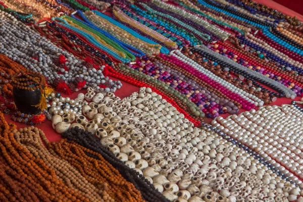 Collares de cuentas en el mercado en Arambol, Goa del Norte, India —  Fotos de Stock