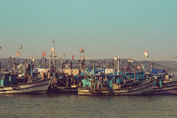 CHAPORA, GOA, ÍNDIA - Março 3, 2017: Barcos de pesca na Chapora po — Fotografia de Stock