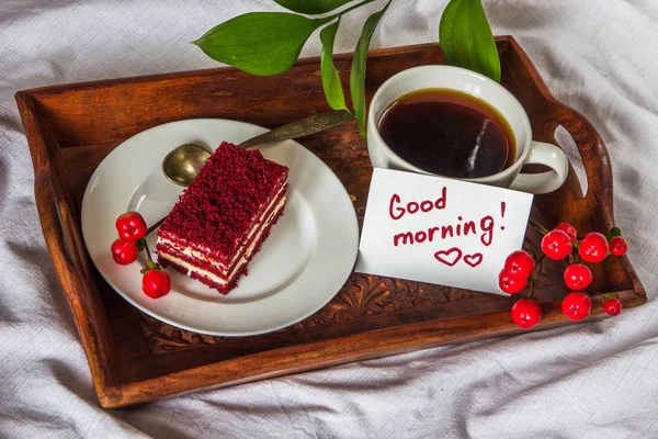 Завтрак в постель. Чашка, кофе, красный, бархат, торт и записка с т — стоковое фото
