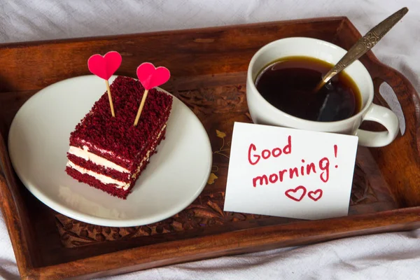 Desayuno en la cama. Copa, café, rojo, terciopelo, pastel y nota con t —  Fotos de Stock