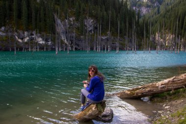 Genç kadın Kaindy Gölü, Tien Shan dağ, Kazakistan