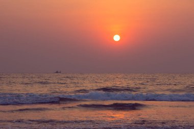 Günbatımı Arabmol sahilde, Kuzey Goa, Hindistan