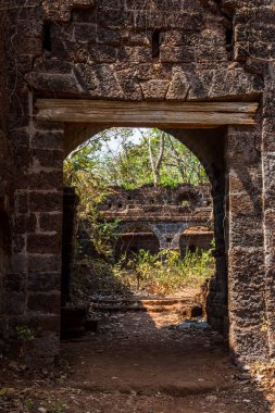 Antik kale duvarı arch. Redi Kalesi (Yashwantgad Fort). IND