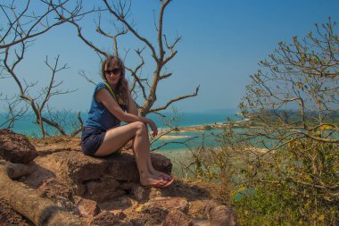 Redi fort genç kadın. Shiroda beach durumunu görüntüleyin 