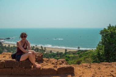 Genç kadın Kuzey Goa, Hindistan. Vagator Beach Üstten Görünüm 