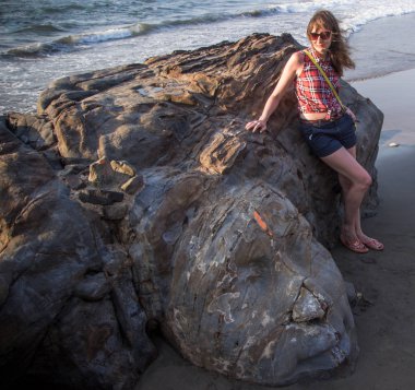 Shiva kaya oyma, Kuzey Goa, Hindistan. Küçük arkadaşına genç kadın