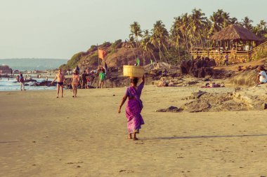 Goa, Hindistan - 4 Mart: Kadında saris ile onun baş wal üzerinde sepet