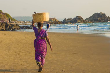 Goa, Hindistan - 4 Mart: Kadında saris ile onun baş wal üzerinde sepet