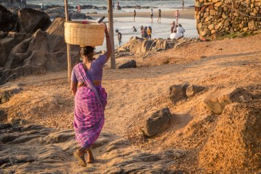 Goa, Hindistan - 4 Mart: Kadında saris ile onun baş wal üzerinde sepet