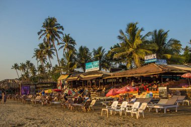 Goa, Hindistan - 4 Mart: Restoranlar Mar üzerinde küçük Vagator plajda