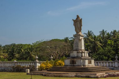 Kutsal İsa kalp heykel St. Catherine Cathe bahçesinde
