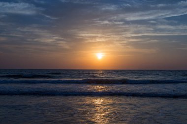 Şaşırtıcı günbatımı Arambol Beach, Kuzey Goa, Hindistan