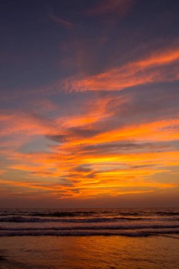 Şaşırtıcı günbatımı Arambol Beach, Kuzey Goa, Hindistan