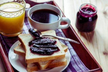 Kahvaltı blueberr reçel, kızarmış ekmek, kahve ve portakal suyu