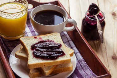 Kahvaltı blueberr reçel, kızarmış ekmek, kahve ve portakal suyu