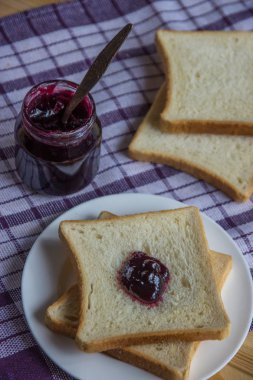 Kahvaltı blueberr reçel, tost ve portakal suyu