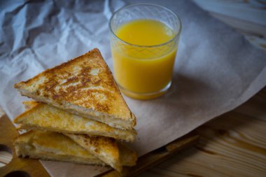 Peynirli tost kahvaltı ve portakal suyu cam için. Sandviç 