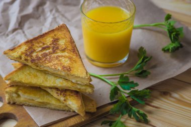Peynirli tost kahvaltı ve portakal suyu cam için. Sandviç 