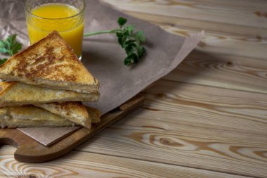 Peynirli tost kahvaltı ve portakal suyu cam için. Sandviç 